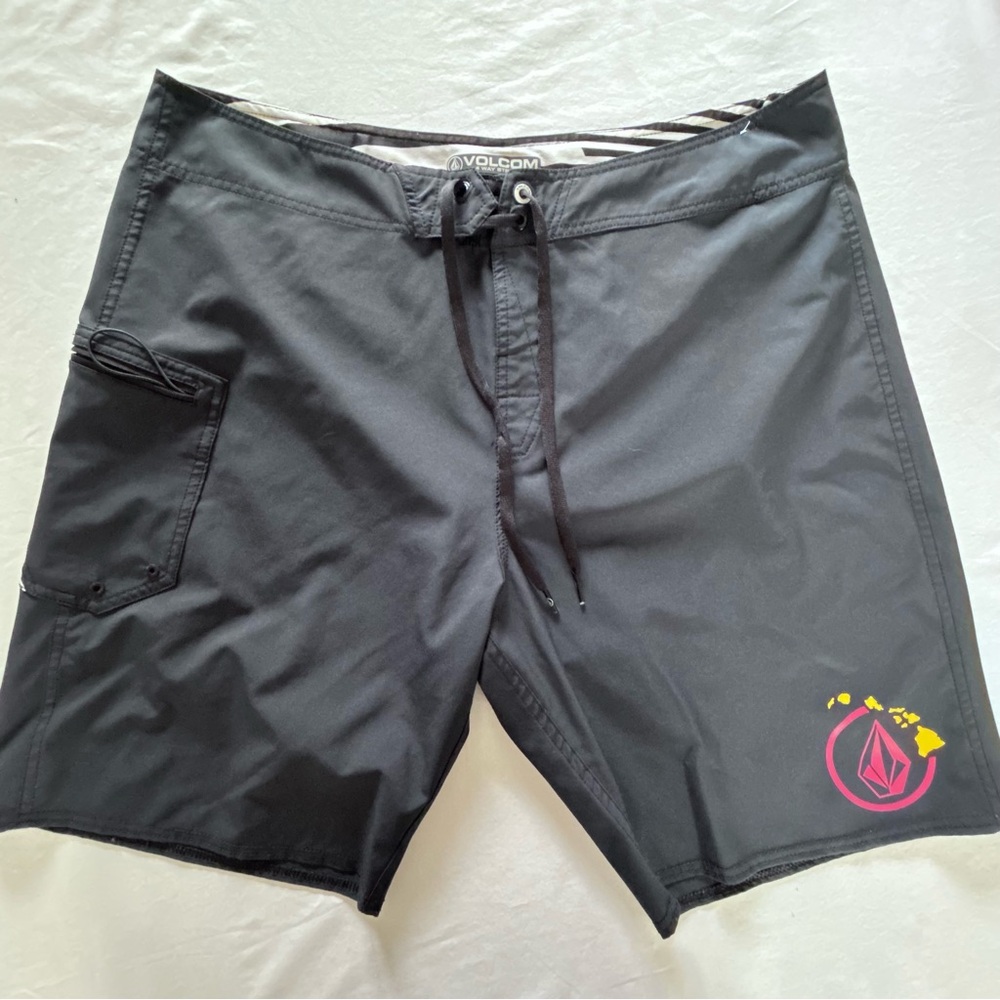 Volcom Boardshorts Mens 38 Black 4 Way Stretch Surf Swim Shorts Graphic Logo
